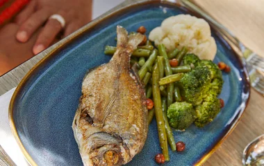 Prato com peixe, couve-flor e brócolis.