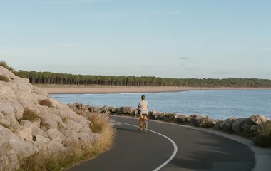 Personne à vélo au bord de la plage à la Palmyre