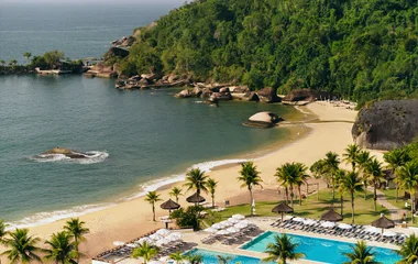 Vista panorâmica da Costa Verde e Mata Atlântica ao redor do resort