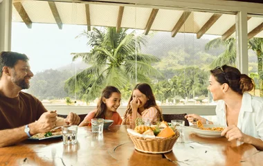 familia tomando cafe da manha