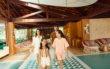 Hospede fazendo check-in no resort com mala bem organizada.
