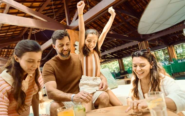 Família unida em atividades Club Med Amazing Family em resort Costa Verde