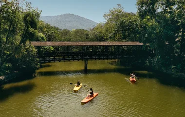 Caiaque em família em resort na Costa Verde