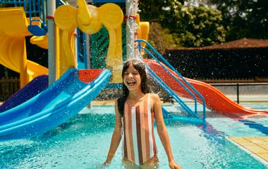 Niña en la piscina.