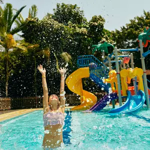 duas crianças brincando no parque aquático num dia de sol