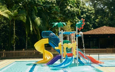Niñas jugando el la piscina.