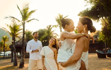 Famille s'amusant à Rio Das Pedras