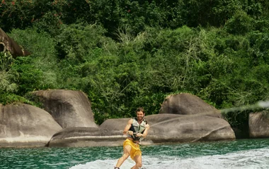 Hombre practicando wakeboard en Rio das Pedras.