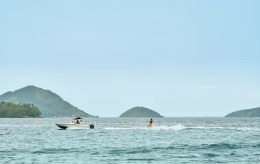 Hombre practicando wakeboard.