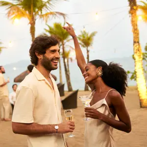 casal tomando champagne em praia