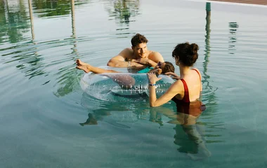 Familia na piscina do resort.