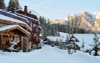 Chalé de luxo do Club Med Valmorel em cenário de neve.