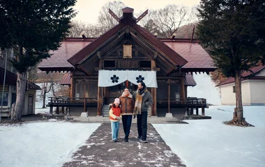 Família caminhando por Sahoro