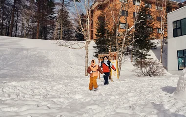meninas brincando na neve