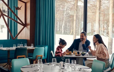 Cafe da manha em familia nos alpes