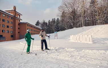 Casal em frente do resort Club Med Sahoro Hokkaido.