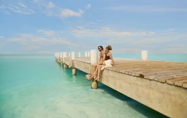 Pareja en el muelle de la playa.