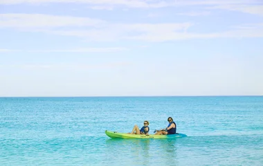 Dos personas en kayak.