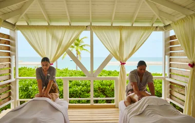 Casal recebendo massagem no Club Med Spa.