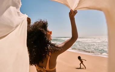 Femme au bord de la plage en Afrique du Sud