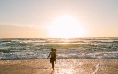 Mulher e criança na beira da água