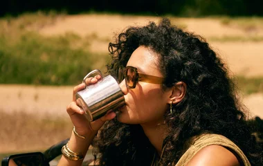 Femme qui boit dans une tasse