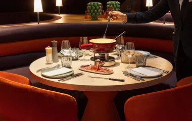 Fondue servido à mesa.