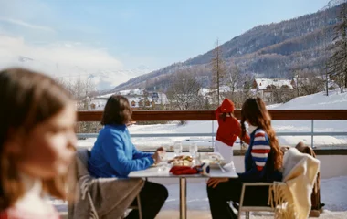 Família se divertindo em atividades na neve em resort Club Med