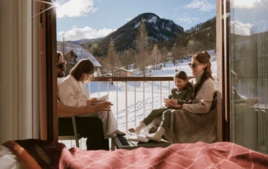 Familia en la suite con vista a la montaña.