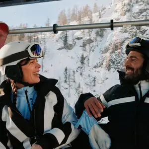 homem e mulher vestidos com casaco de neve