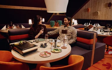 Couple profitant de leur repas à Serre Chevalier