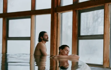 Pareja en la piscina climatizada.