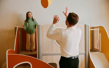 Niña en espacio del club infantil.