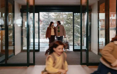 Famille avec leur valise