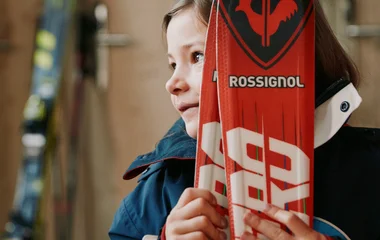 Enfant avec des skis