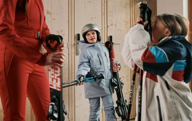Criança em trajes de esqui em Ski Pro Room