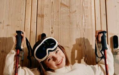 Fille avec son matériel de ski à Serre Chevalier