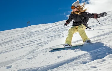 personne qui fait du snowboard