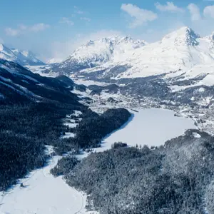 Visão das montanhas nevadas de St Moritz