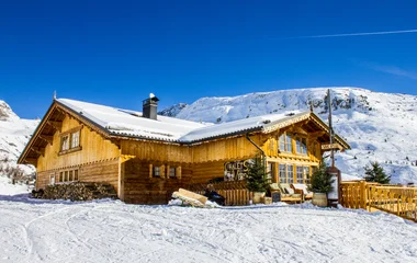 Chalet à la montagne en hiver