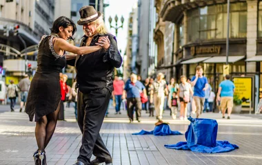 un cours de tango dans le quartier de La Boca en argentine à buenos aires