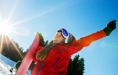 Femme en snowboard