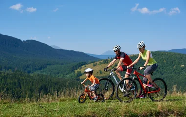 Famille en VTT dans les montagnes