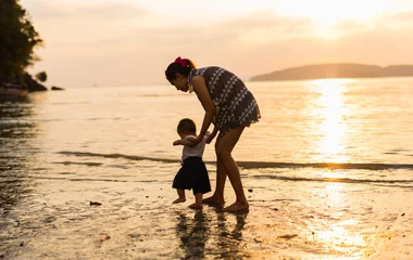 une mère et son enfant au bord de la plage