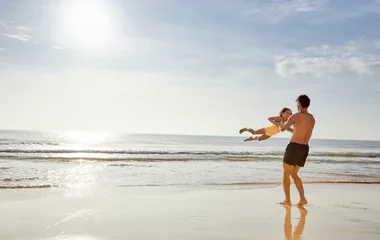 Padre e hija en la playa.