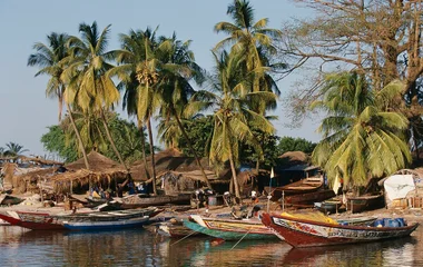 Paisaje en Senegal con río y barcos.