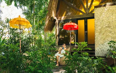 mujer en la naturaleza tomando un te