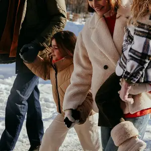 familia caminando en la nieve