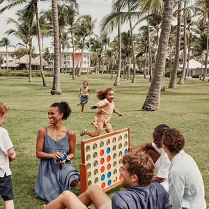 Niños jugando acompañados por GOs