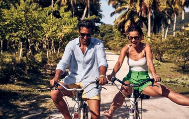 pareja andando en bici en Club Med Seychelles
